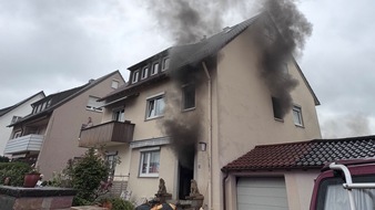 Feuerwehr Stuttgart: FW Stuttgart: Feuerwehr rettet Bewohner und Katze bei Geb&auml;udebrand / Treppenraum durch Rauch versperrt, eine Person &uuml;ber Drehleiter gerettet