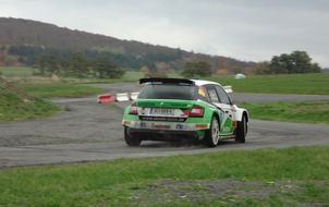 Fernsehjournalist Jenke von Wilmsdorff geht im SKODA Rallye-Auto ans Limit (FOTO)