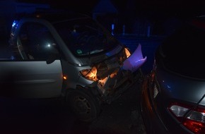 Kreispolizeibehörde Herford: POL-HF: Smart kracht in geparkten Pkw- Fahrerin unter Alkoholeinfluss