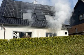 Freiwillige Feuerwehr Menden: FW Menden: Brand in Einfamilienhaus - keine Verletzten