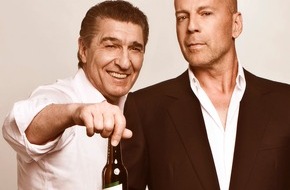 Brauerei C. & A. VELTINS GmbH & Co. KG: Neuer Veltins-TV-Spot: Wenn Rudi Assauer Hollywood-Star Bruce Willis das Pils wegschnappt