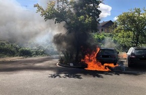 Polizeidirektion Neustadt/Weinstraße: POL-PDNW: Neustadt/Wstr.: Feuerwehr- und Polizeieinsatz wegen Fahrzeugbrand