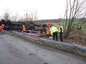 POL-WL: Dibbersen - Schwerer Gefahrgutunfall auf der A 1/ Vollsperrung -