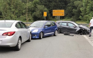 Kreispolizeibehörde Höxter: POL-HX: Gegen wartendes Fahrzeug geschleudert: 40.000 Euro Sachschaden