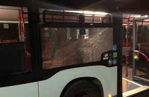 Polizei Mettmann: POL-ME: Bus beschädigt: Polizei fahndet nach jugendlichen Steinewerfern - Monheim am Rhein - 2009115