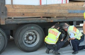 Polizeidirektion Neustadt/Weinstraße: POL-PDNW: Zweitägige LKW-Großkontrolle der Polizei mit Schwerpunkt Ladungssicherung und Gefahrgut