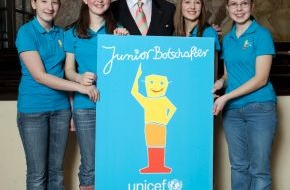UNICEF Deutschland: Roger Moore spornt an zur "Mission Kinderrechte" / Endspurt für den 
UNICEF-JuniorBotschafter-Wettbewerb 2010 (mit Bild)
