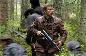 ProSieben: Verzweifelter Kampf ums Überleben: Daniel Craig setzt sich im Holocaust-Drama "Unbeugsam - Defiance" auf ProSieben zur Wehr (mit Bild)
