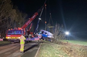Kreispolizeibeh&ouml;rde H&ouml;xter: POL-HX: Unfall auf der B64: Gefahrgutzug und VW Golf landen im Graben