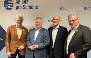 EVG Eisenbahn- und Verkehrsgewerkschaft: EVG-Chef Martin Burkert als Vorsitzender der Allianz pro Schiene wiedergewählt