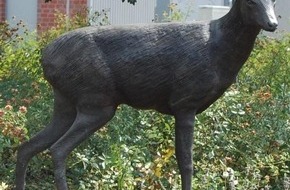 Polizei Mettmann: POL-ME: Polizei ermittelt: Rehbock-Skulptur von Kreisverkehr entwendet - Ratingen - 2005095