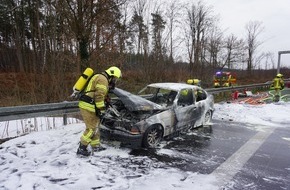 Feuerwehr Ratingen: FW Ratingen: Brennender PKW auf der A52
