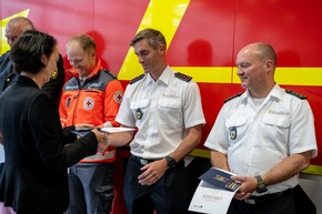 FW Stuttgart: 73 Einsatzkräfte der Feuerwehr sowie der Hilfsorganisationen des Stadtkreises Stuttgart mit der rheinland-pfälzischen Fluthilfemedaille 2021 ausgezeichnet und neue Logistikhalle an der FW 2 eingeweiht