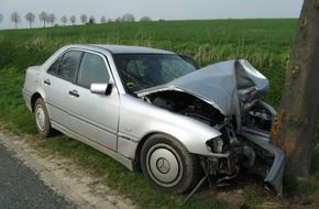 Polizeiinspektion Hildesheim: POL-HI: Ortshausen / Pkw prallt frontal gegen Baum