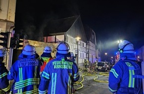 Feuerwehr der Stadt Arnsberg: FW-AR: Garagenbrand in Arnsberg-Neheim