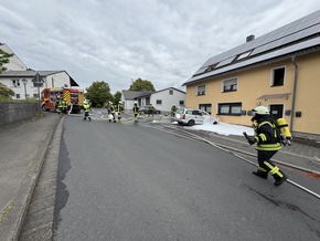 FW VG Westerburg: PKW brennt in Rotenhain vollständig aus - Rauch dringt in Mehrfamilienhaus ein