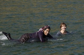 ZDF: ZDF dreht Culture-Clash-Komödie mit Christiane Paul und Nursel Köse/ Erste Klappe für "Herzkino"-Film "Schwimmen lernen" (FOTO)