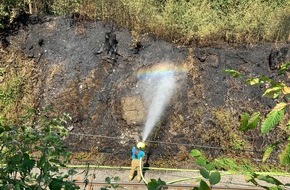 Feuerwehr Ratingen: FW Ratingen: Waldbrand im Angertal (Bilder von der Einsatzstelle)