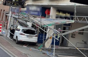 Feuerwehr Oberhausen: FW-OB: Verkehrsunfall mit beschädigtem Baugerüst sorgt für Einsatz der Feuerwehr