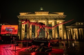 Dinosaurier Museum Altmühltal: Mahnwache mit original T-Rex-Skelett vor dem Brandenburger Tor