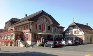 gastro comments: Kleine Dorfgeschichten / Der traditionelle Gasthof im -Albert Anker Dorf Ins- steht zum Verkauf (BILD)