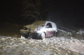 Kreispolizeibehörde Herford: POL-HF: Schneeglätte sorgt für Unfall- Beteiligte flüchten vor der Polizei