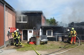 Kreisfeuerwehrverband Rendsburg-Eckernförde: FW-RD: Großfeuer in Damendorf rund 100 Einsatzkräfte im Einsatz

Dörpstraat, in Damendorf, kam es Heute (24.06.2019) zu einem Großfeuer.