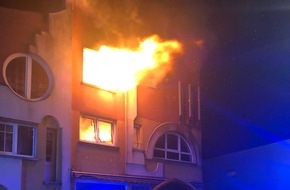 Polizeiinspektion Wilhelmshaven/Friesland: POL-WHV: Nachtrag zum Brand eines Mehrfamilienhauses in Wilhelmshaven (FOTO) - Brand gelöscht, keine Person verletzt