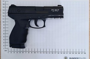 Bundespolizeidirektion Sankt Augustin: BPOL NRW: Bundespolizei beschlagnahmt Softairpistole bei 14-Jährigen und warnt vor Verwechslungsgefahr!