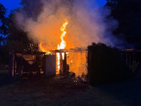 FW Datteln: Kleingebäudebrand - Gartenlaube in Vollbrand