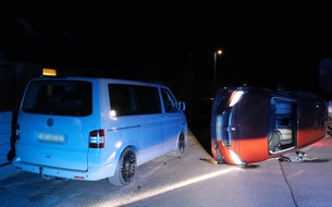 Kreispolizeibehörde Herford: POL-HF: Verkehrsunfallflucht - Anwohner beobachten Unfallverursacher