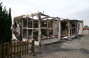 Polizeiinspektion Nienburg / Schaumburg: POL-NI: Imbiss brennt vollständig aus - Brandursache ungeklärt -Bild im Download-