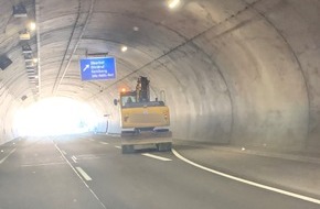Autobahnpolizeiinspektion: API-TH: Was ist groß, gelb und gehört nicht auf die Autobahn?