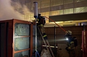 Feuerwehr Stuttgart: FW Stuttgart: Containerbrand im Innenhof des Klinikums Stuttgart