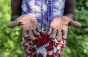 Deutsche Stiftung Weltbevölkerung (DSW): Tag gegen weibliche Genitalverstümmelung: Fälle von weiblicher Genitalverstümmelung steigen an