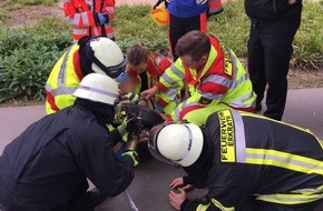 Feuerwehr Erkrath: FW-Erkrath: Junge klemmte in Reifenschaukel fest - Unverletzt durch die Feuerwehr befreit