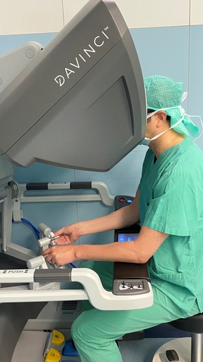 Neuheit in den Asklepios Harzkliniken, einzigartig in der Harz-Region: Medizin-High-Tech aus den USA: Da Vinci-Roboter unterstützt bei Operationen