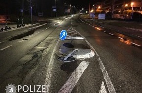 Polizeipräsidium Westpfalz: POL-PPWP: Wer hat die Verkehrsinsel beschädigt?