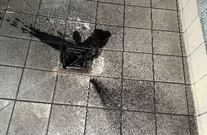 Polizeiinspektion Hameln-Pyrmont/Holzminden: POL-HM: Zeugenaufruf: Farbschmierereien in &ouml;ffentlicher WC-Anlage