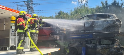 FW-RD: Feuerwehr löscht Autotransporter auf der A210 - Fahrtrichtung Kiel