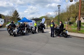 Kreispolizeibehörde Märkischer Kreis: POL-MK: Motorradfahrer im Dialog mit der Polizei - Erste-Hilfe-Tipps vom DRK Balve