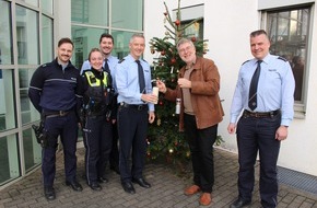 Polizei Rheinisch-Bergischer Kreis: POL-RBK: Rhein.-Berg. Kreis - Gute Tradition seit 25 Jahren - Das Friedenslicht von Bethlehem ist da