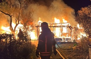 Feuerwehr Helmstedt: FW Helmstedt: Brennt Gartenlaube in Kleingartenverein