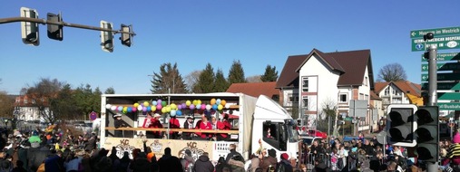 Polizeidirektion Kaiserslautern: POL-PDKL: Strahlender Sonnenschein beim 67. Faschingsumzug in Ramstein