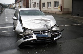 Polizeiinspektion Hameln-Pyrmont/Holzminden: POL-HOL: Lauenförde - Bahnhofstraße: Zwei Leichtverletzte bei Auffahrunfall - Hoher Sachschaden an den PKW -