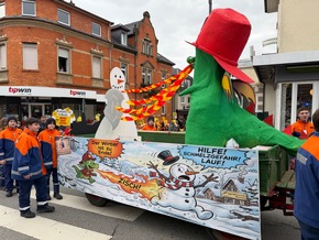 FW Weinheim: Jugendfeuerwehr Weinheim beteiligt sich mit kreativem Motivwagen am Sommertagszug