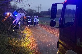 Freiwillige Feuerwehr Werne: FW-WRN: TH_PERSON_KLEMMT - LKW, 2 Personen im Fahrzeug, im Graben