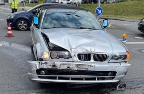 Polizei Hagen: POL-HA: Verkehrsunfall an Kreuzung: 22-Jährige fährt über rote Ampel - zwei Verletzte