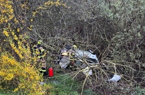 Feuerwehr Neuss: FW-NE: Verkehrsunfall auf der B477 - PKW in Graben | Zwei verletzte Personen