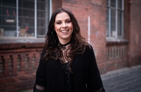Stiftung Rechnen: Sängerin & Songwriterin Jennifer Haben ist neue Mathe-Botschafterin der Stiftung Rechnen